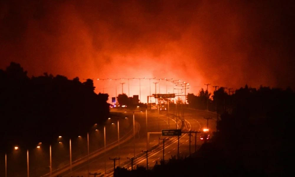 Χαλκίδα: Μεγάλη φωτιά σε αποθήκη